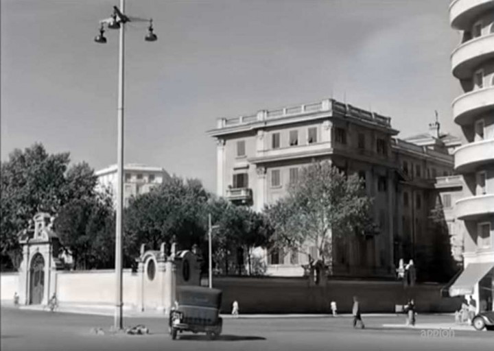 Piazza Asti 1951 - Una bruna indiavolata