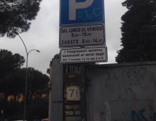 Villa Lazzaroni: nuova segnaletica e multe nel parcheggio