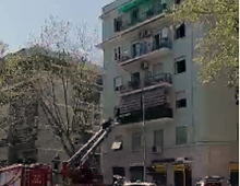 Via Latina, palazzina a fuoco: gente fuggita sui balconi