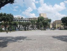 Piazza Re di Roma, calcinacci dal balcone e lite in strada: operaio aggredisce due passanti